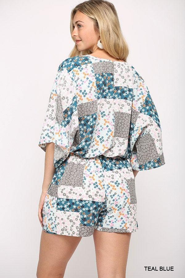 Barboteuse à surplis imprimé patchwork avec lien à pompon à la taille et doublure inférieure