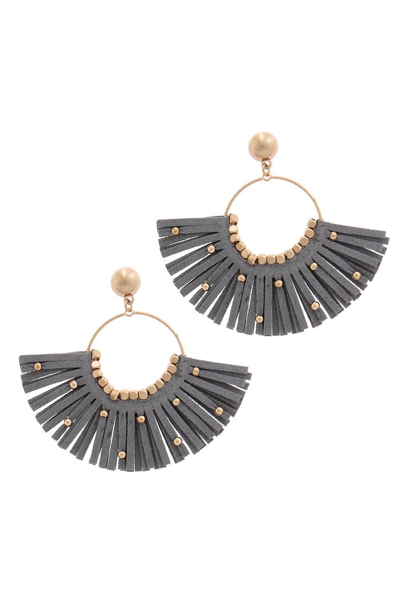 Boucle d'oreille pendante avec pampilles en daim et perles métalliques