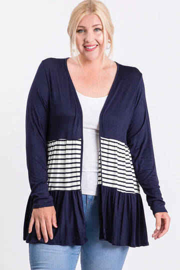 Cardigan rayé à manches longues avec un devant ouvert et des couches froncées.