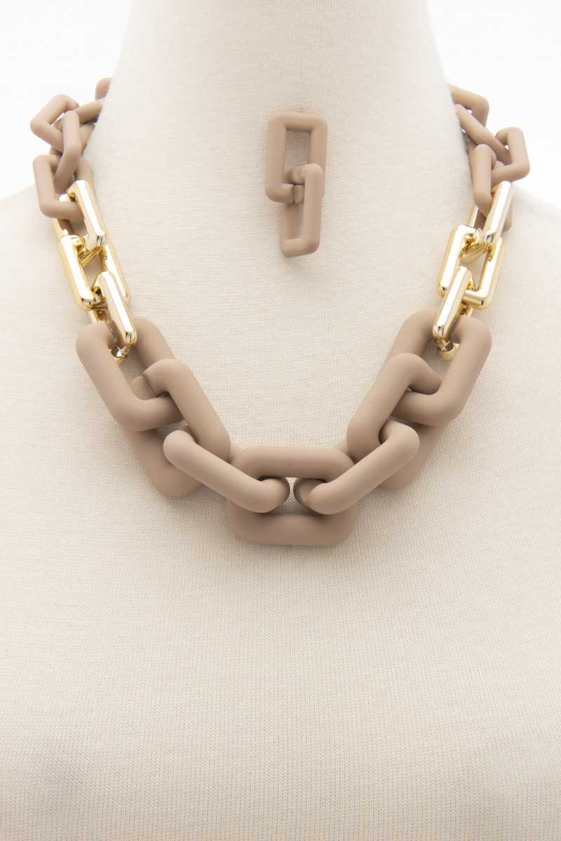 Collier à maillons carrés à texture lisse