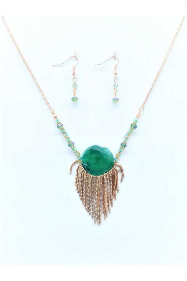Collier avec pendentif en forme de pierre précieuse et chaîne en W
