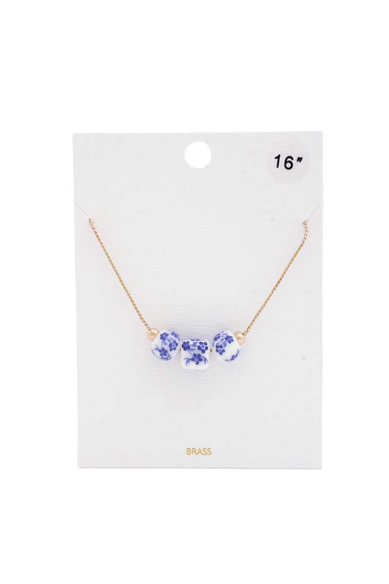 Collier de perles à motif de fleurs