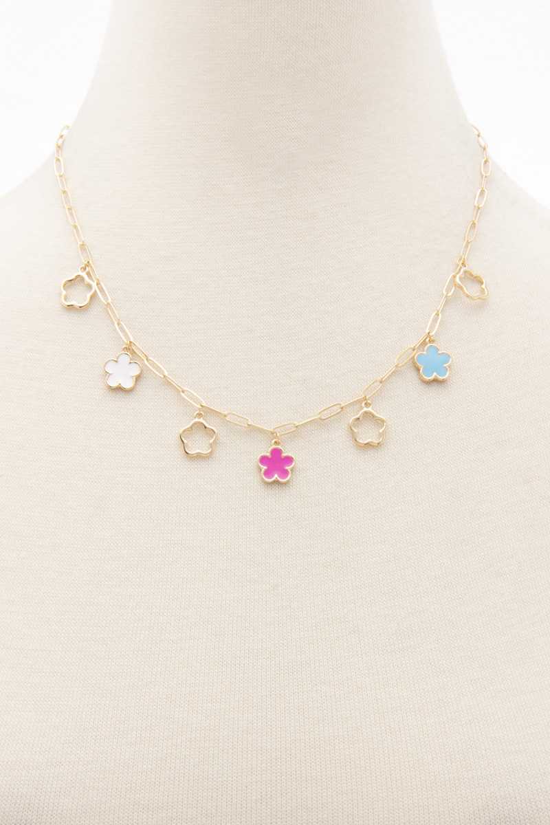 Collier de station de charme de fleurs