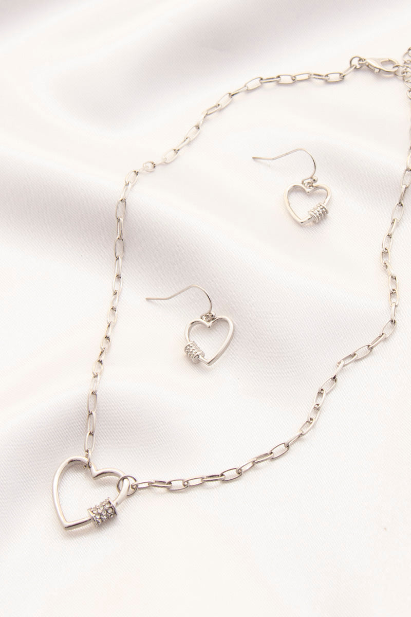 Collier en métal à maillons ovales avec pendentif cœur