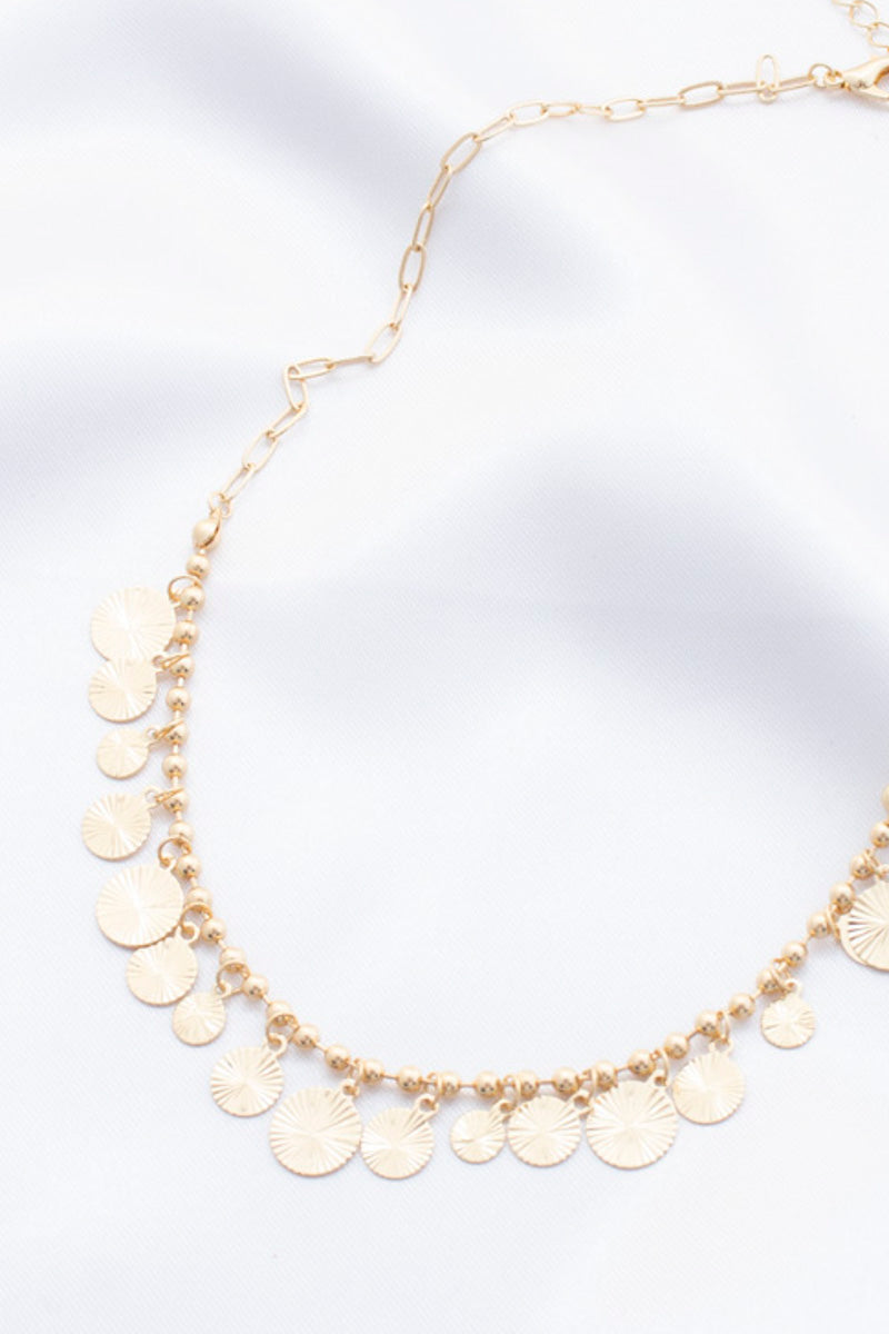 Collier en métal avec breloque en forme de pièce de monnaie