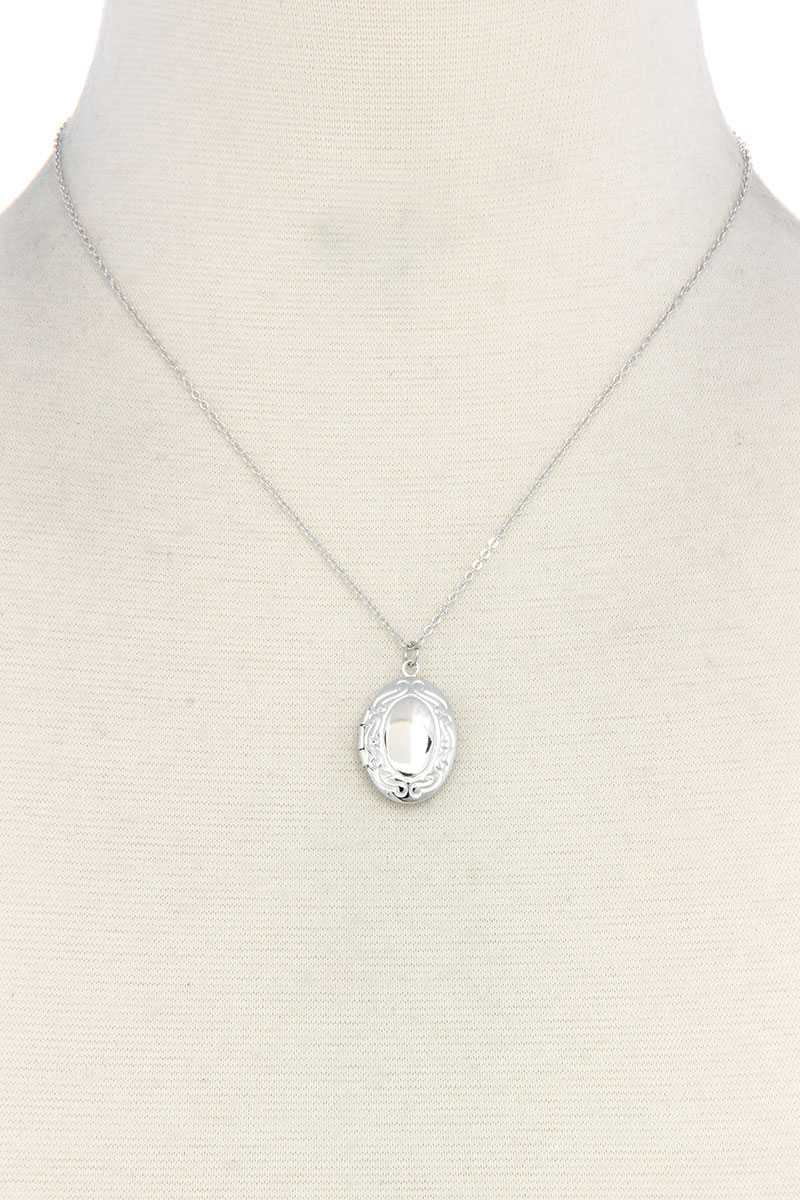 Collier en métal avec médaillon de forme ovale en filigrane