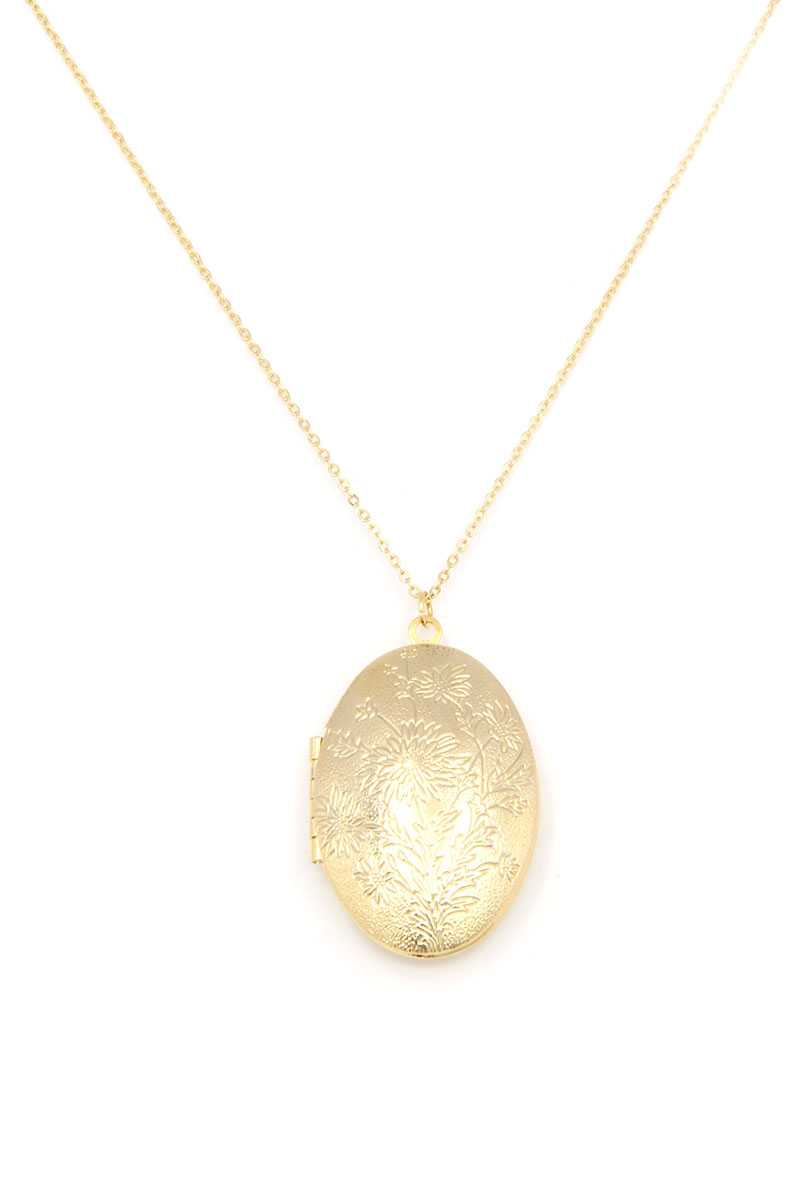 Collier en métal avec médaillon de forme ovale