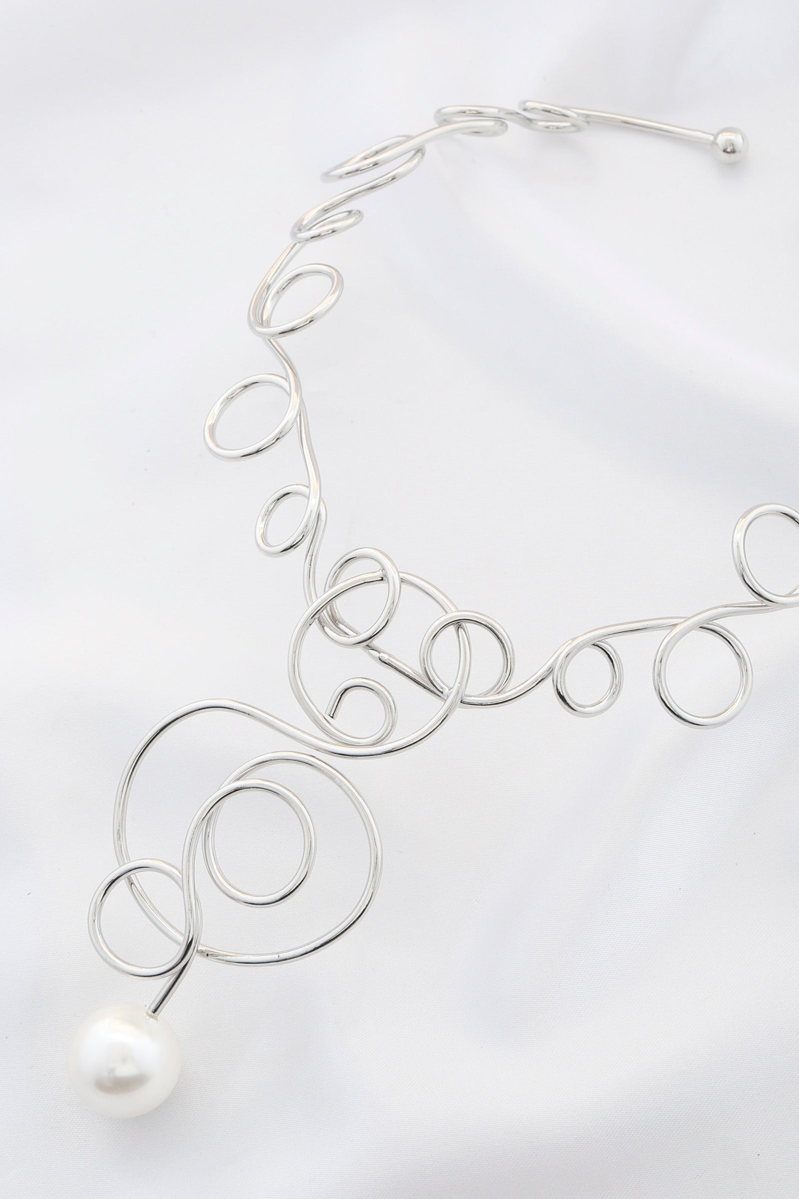 Collier en métal avec tourbillon de perles