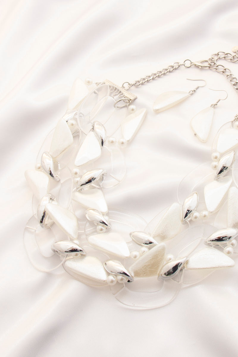 Collier plastron en métal transparent en forme de triangle