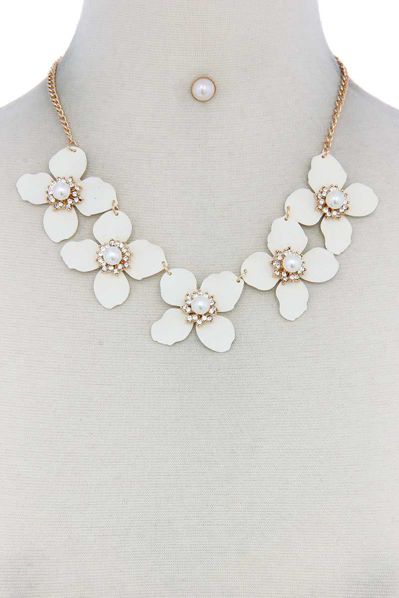 Collier plastron lié à des fleurs