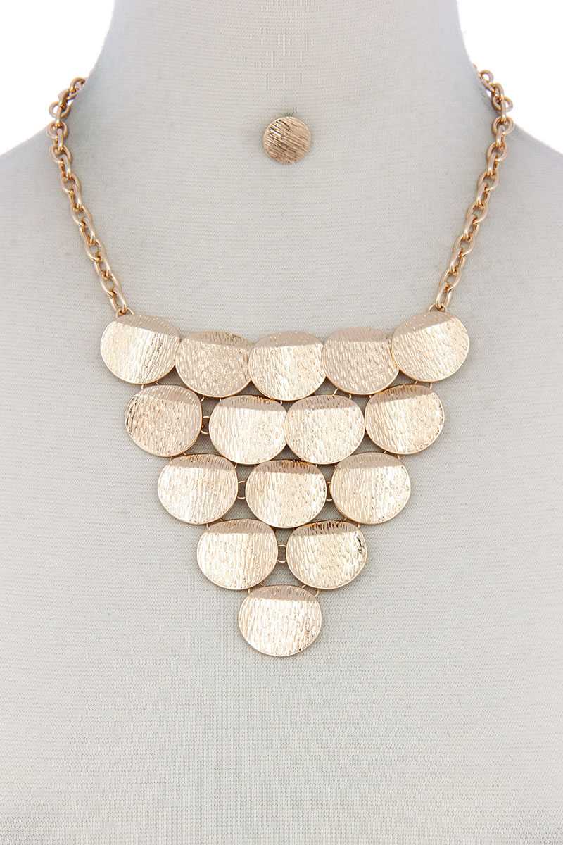 Collier plastron lié à un disque