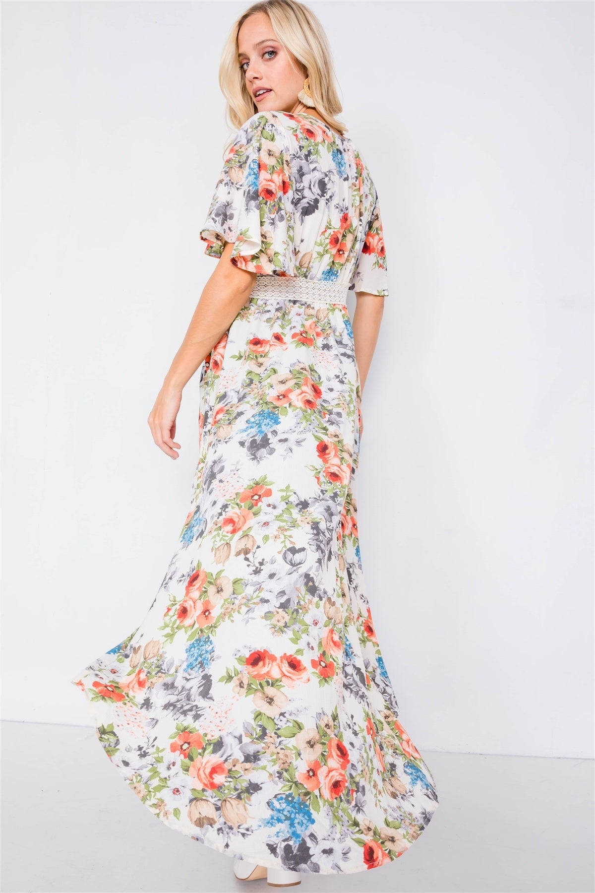 cover-up-kimono-haut-bas-a-imprime-floral-rose-et-bleu-ivoire_9091. Diaytar : Le e-commerce qui respecte votre budget