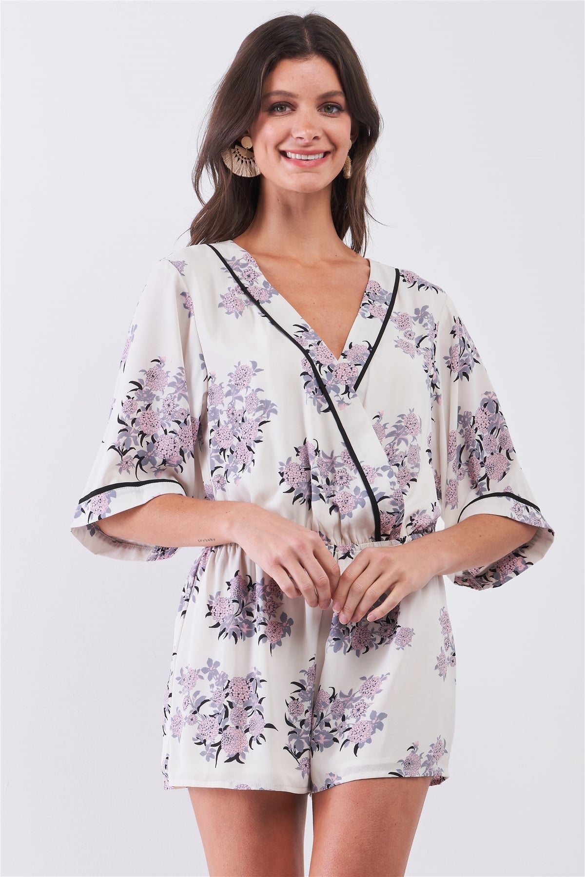 dahlia-cre-me-blush-kimono-inspire-floral-imprime-wrap-plongeant-col-en-v-barboteuse_6467. Commandez en toute confiance sur Diaytar, votre marketplace de confiance
