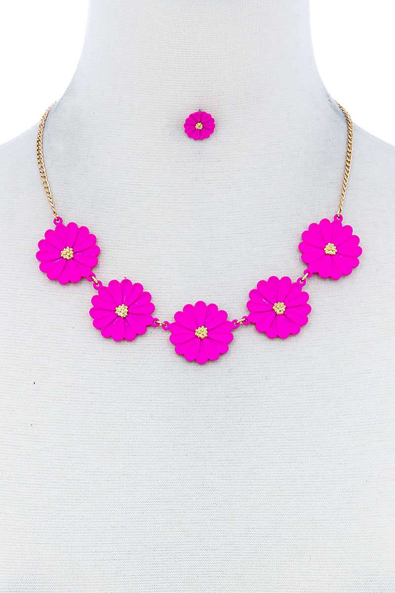 Ensemble collier et boucles d'oreilles à fleurs multi-tendres à la mode