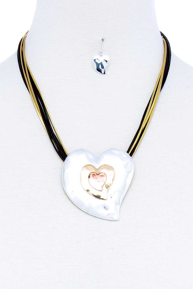 Ensemble collier et boucles d'oreilles avec pendentif triple cœur à la mode