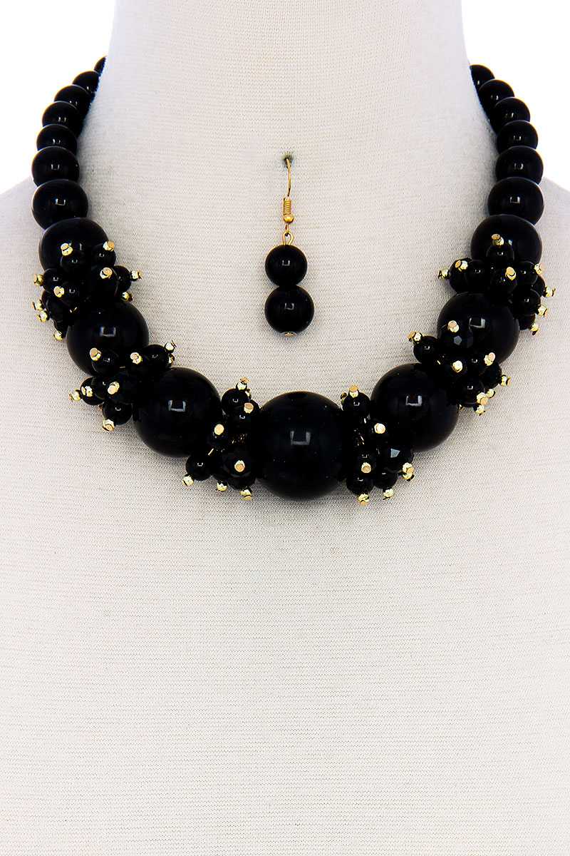 Ensemble collier ras du cou et boucles d'oreilles multi-perles et perles