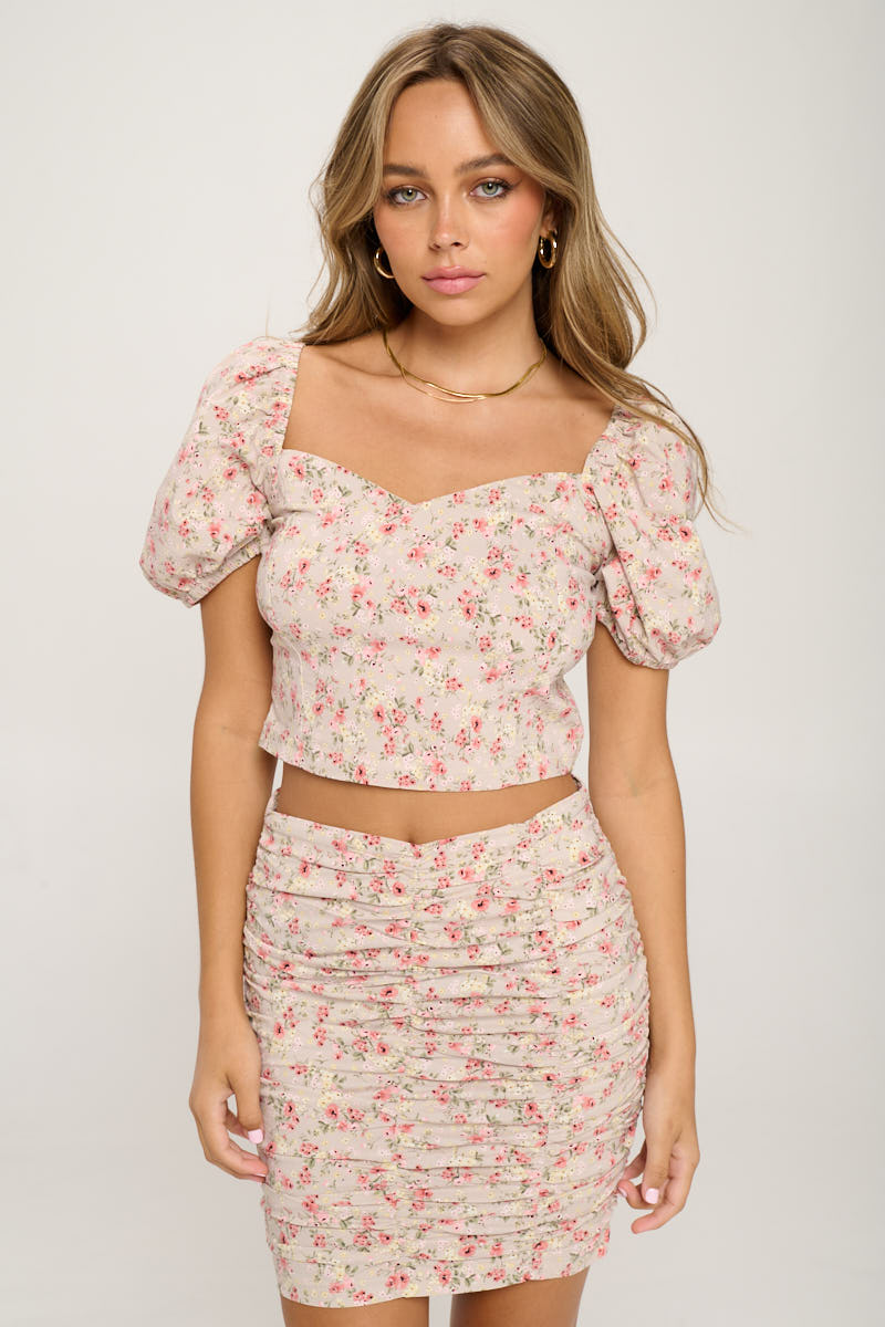 Ensemble haut court fleuri et jupe froncée
