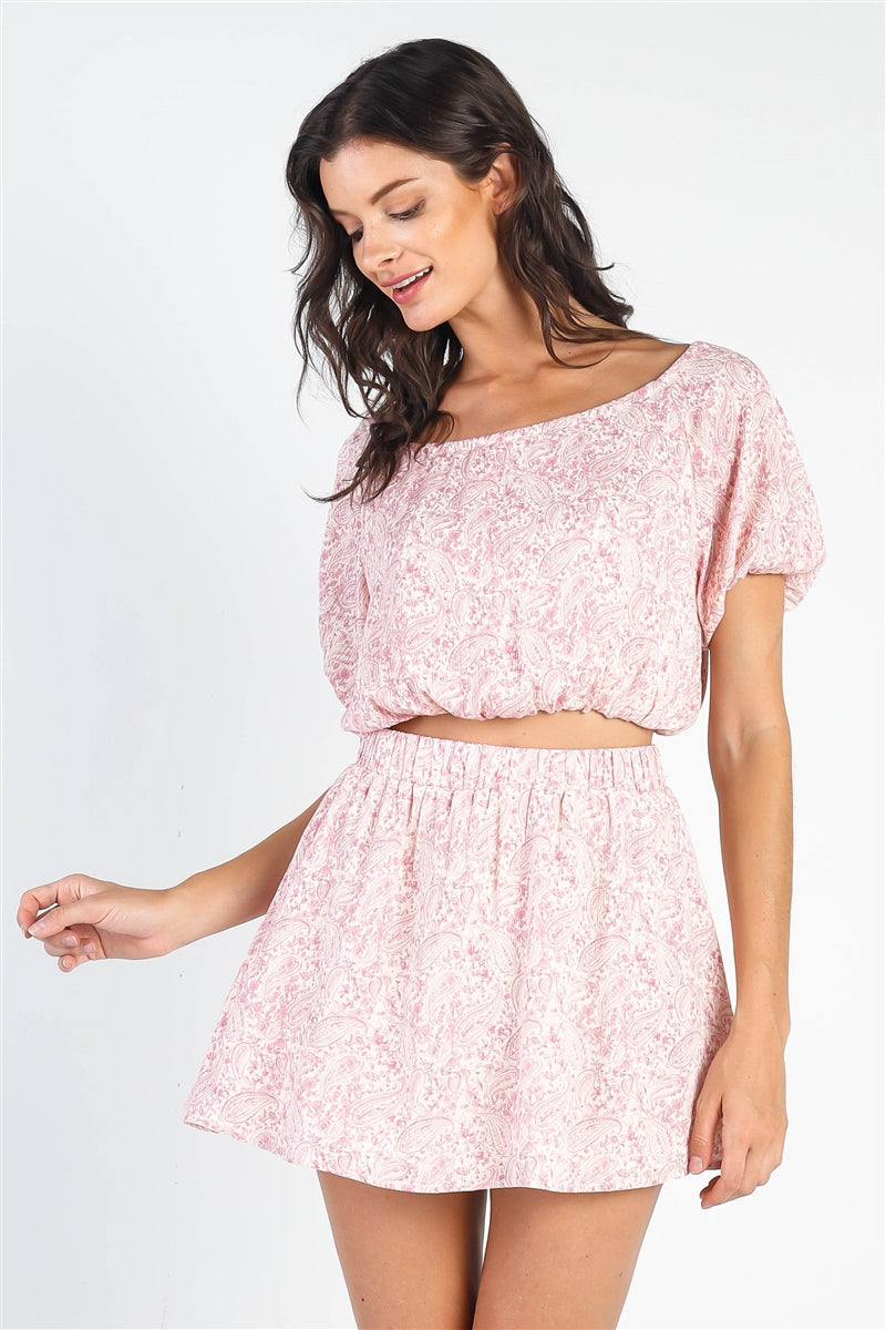 Ensemble haut court texturé et mini-jupe crème et rose à imprimé cachemire