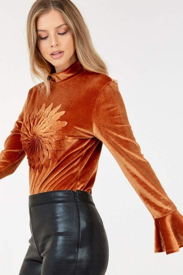 Haut à col montant avec patch fleuri en velours et manches larges