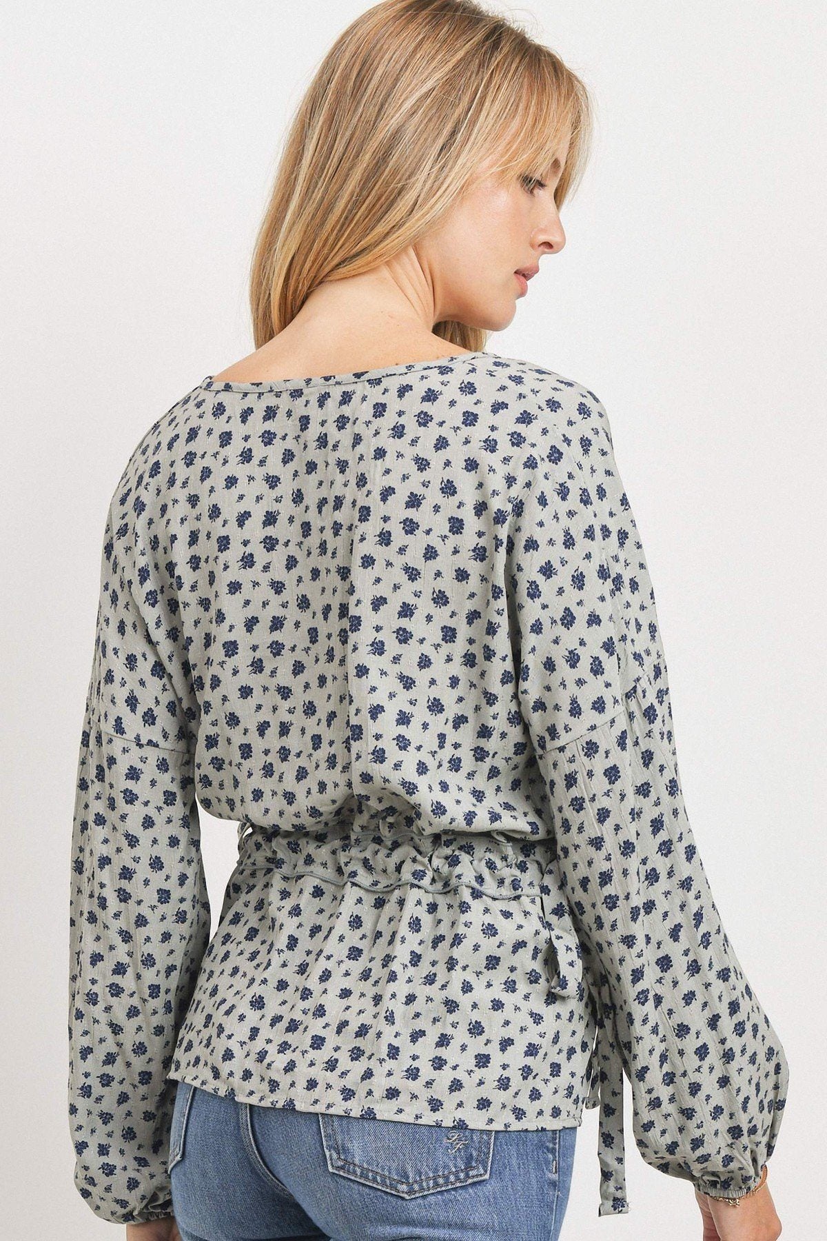 Haut à manches longues et encolure surplis avec épaules tombantes