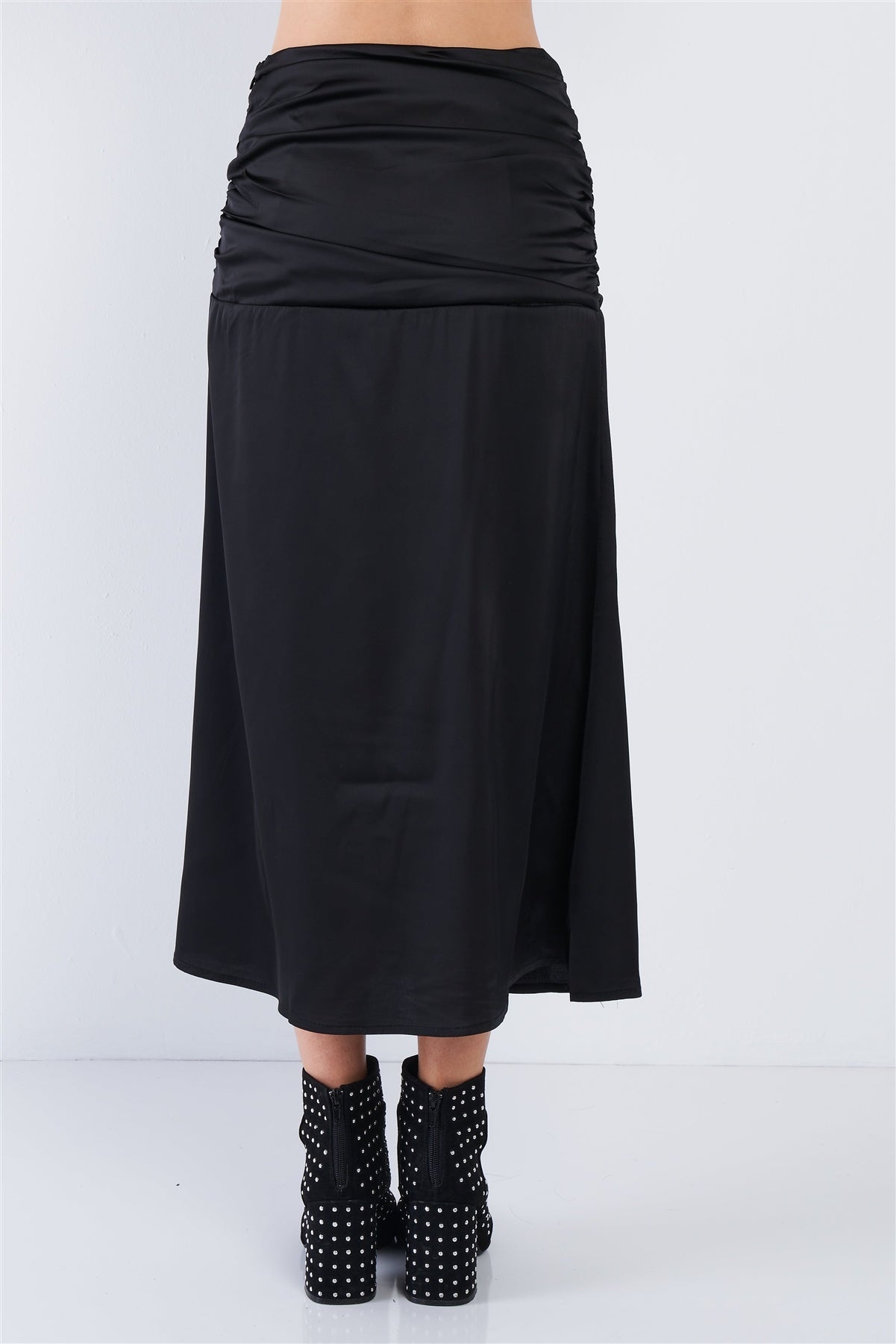 Jupe mi-longue en satin à taille volantée