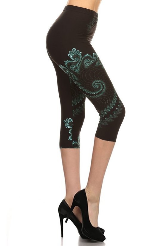 Legging capri court imprimé multicolore dans un style ajusté avec une taille haute à bande.
