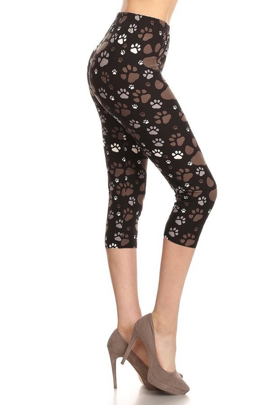 Legging capri taille haute imprimé pattes dans un style ajusté avec une taille élastique.