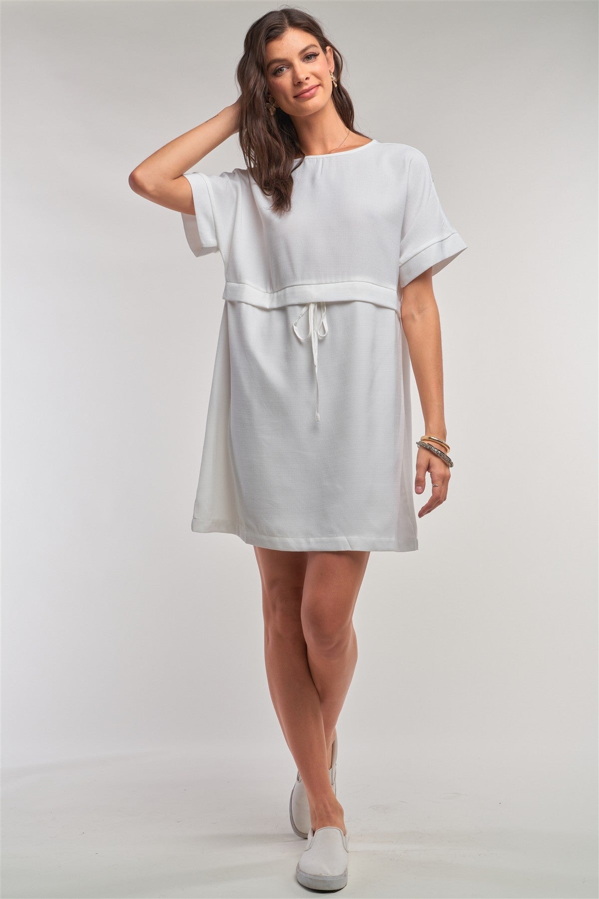 Mini-robe blanc cassé à manches courtes, coupe décontractée, cordon de serrage, détail à la taille
