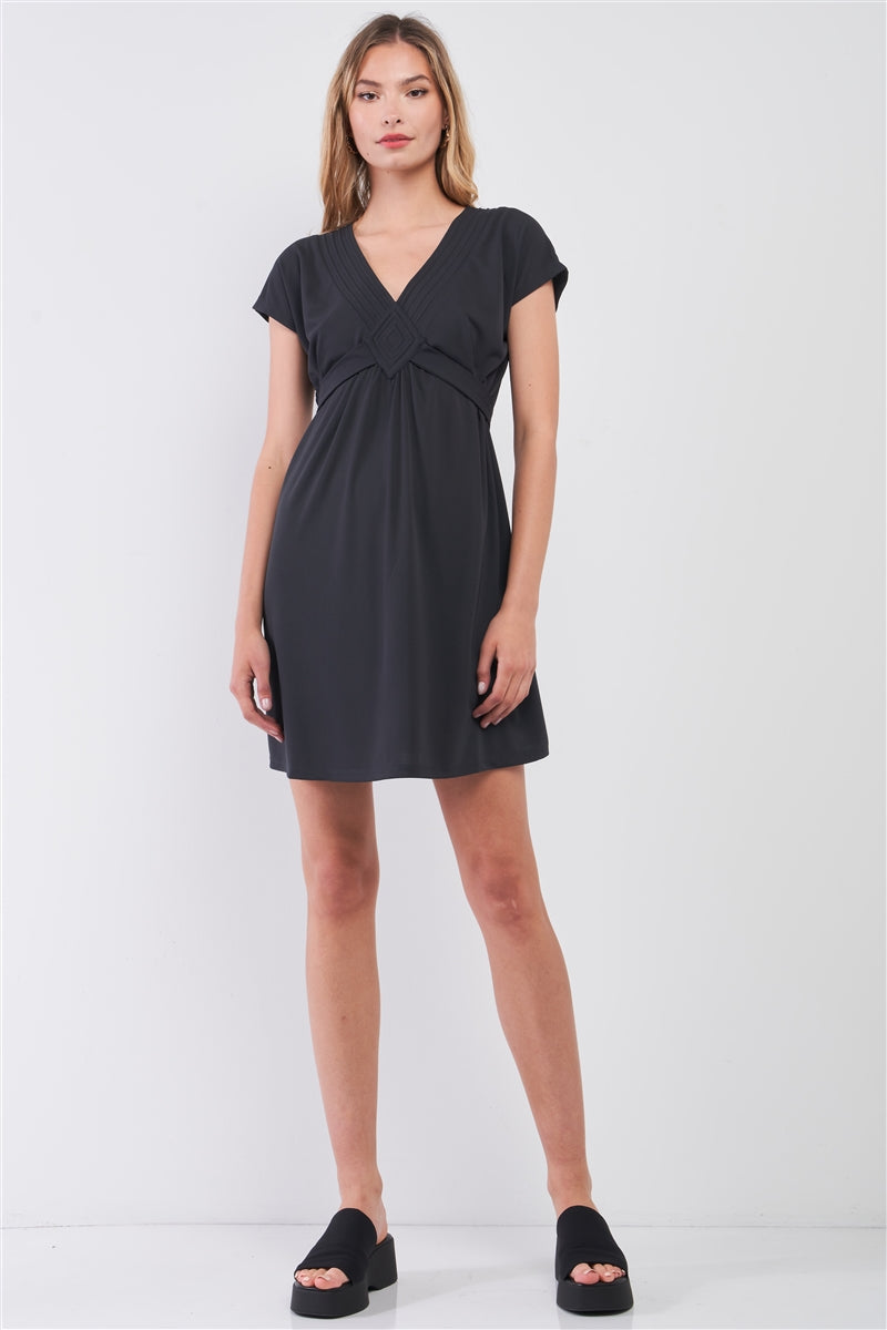 Mini-robe bleu marine à col en V, manches courtes, détail losange sur le devant, lien dans le dos