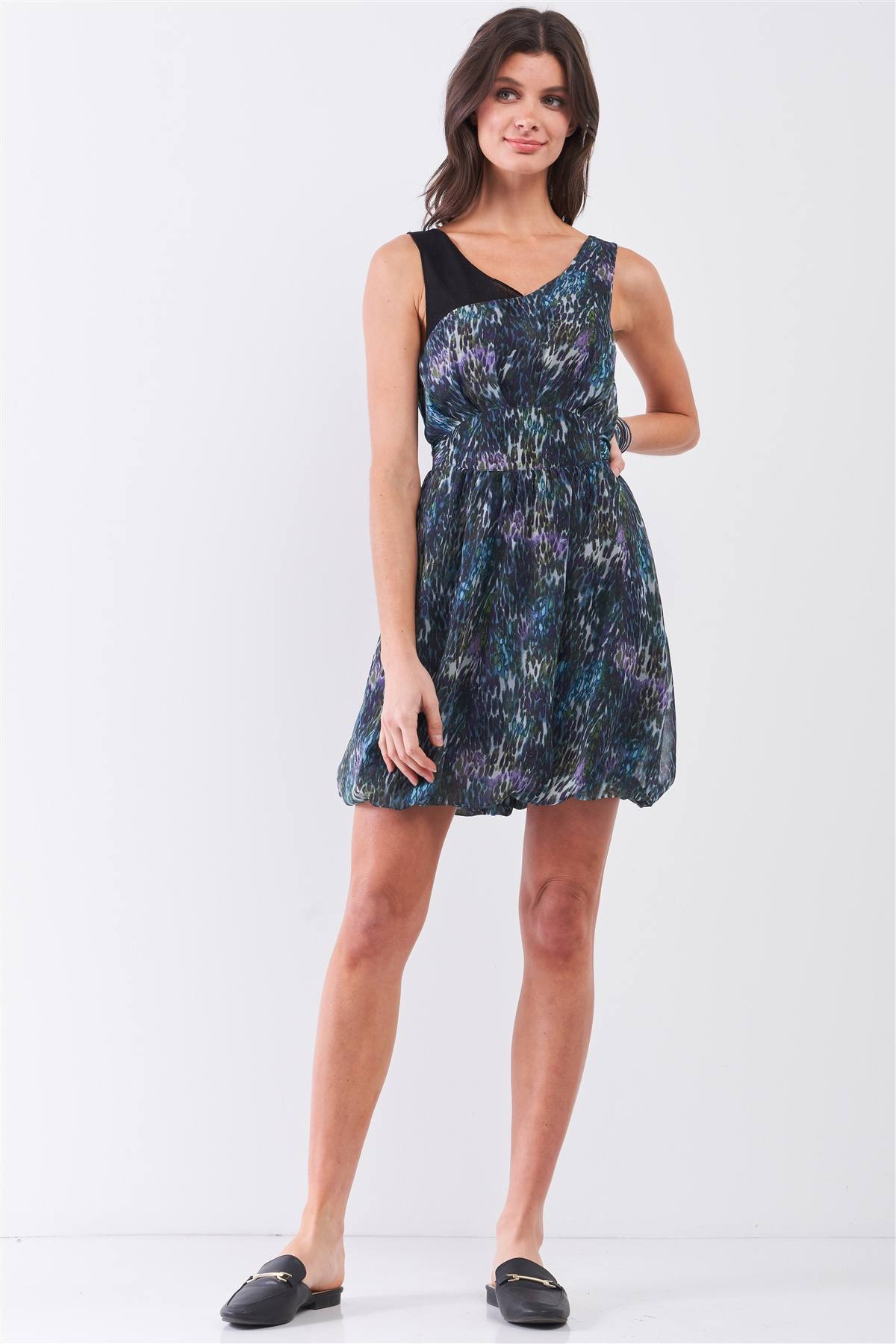 Mini-robe en maille bleu marine sans manches, col en V, taille à nouer, bas cousu ensemble