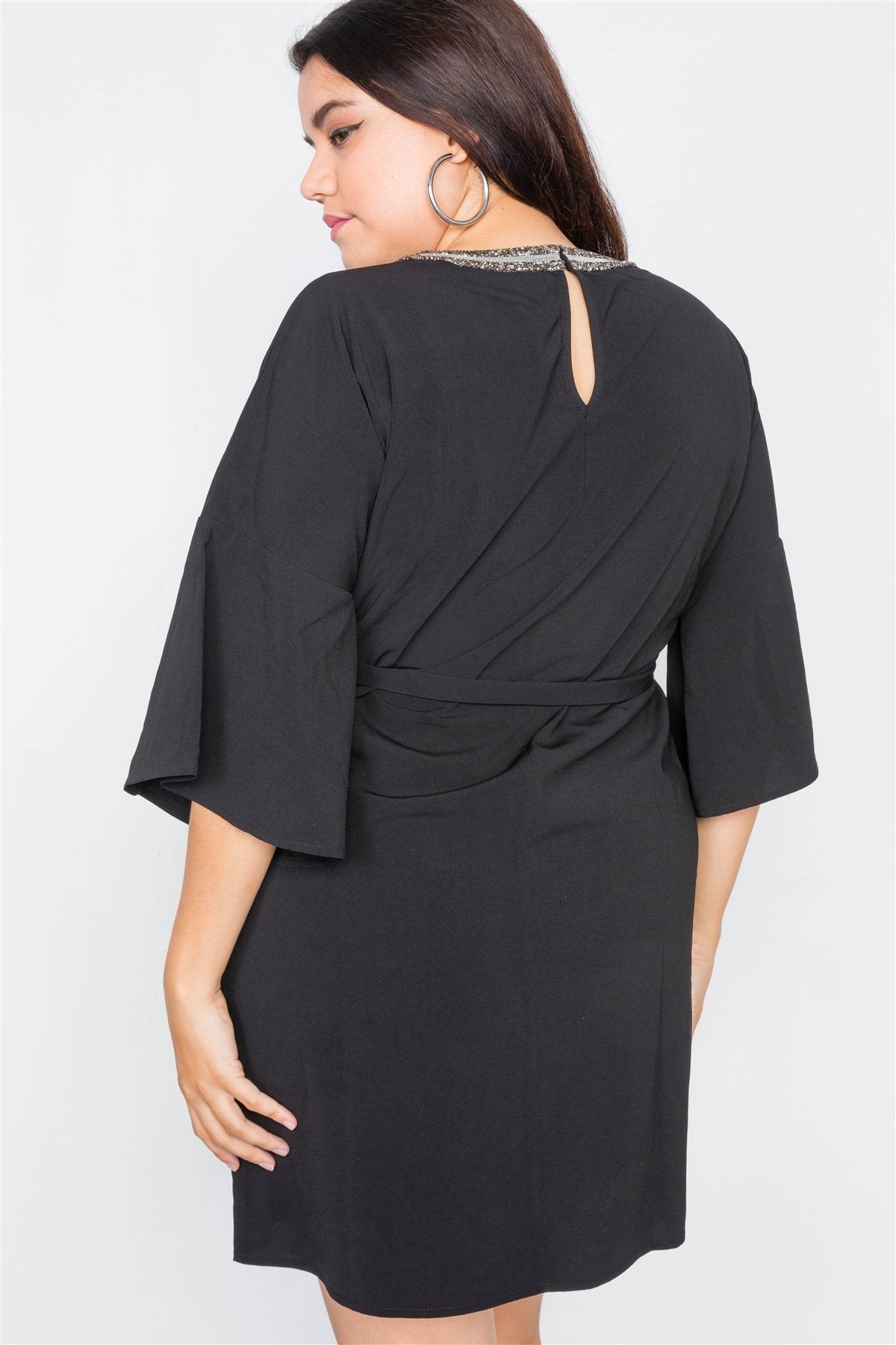 Mini-robe noire à encolure perlée grande taille