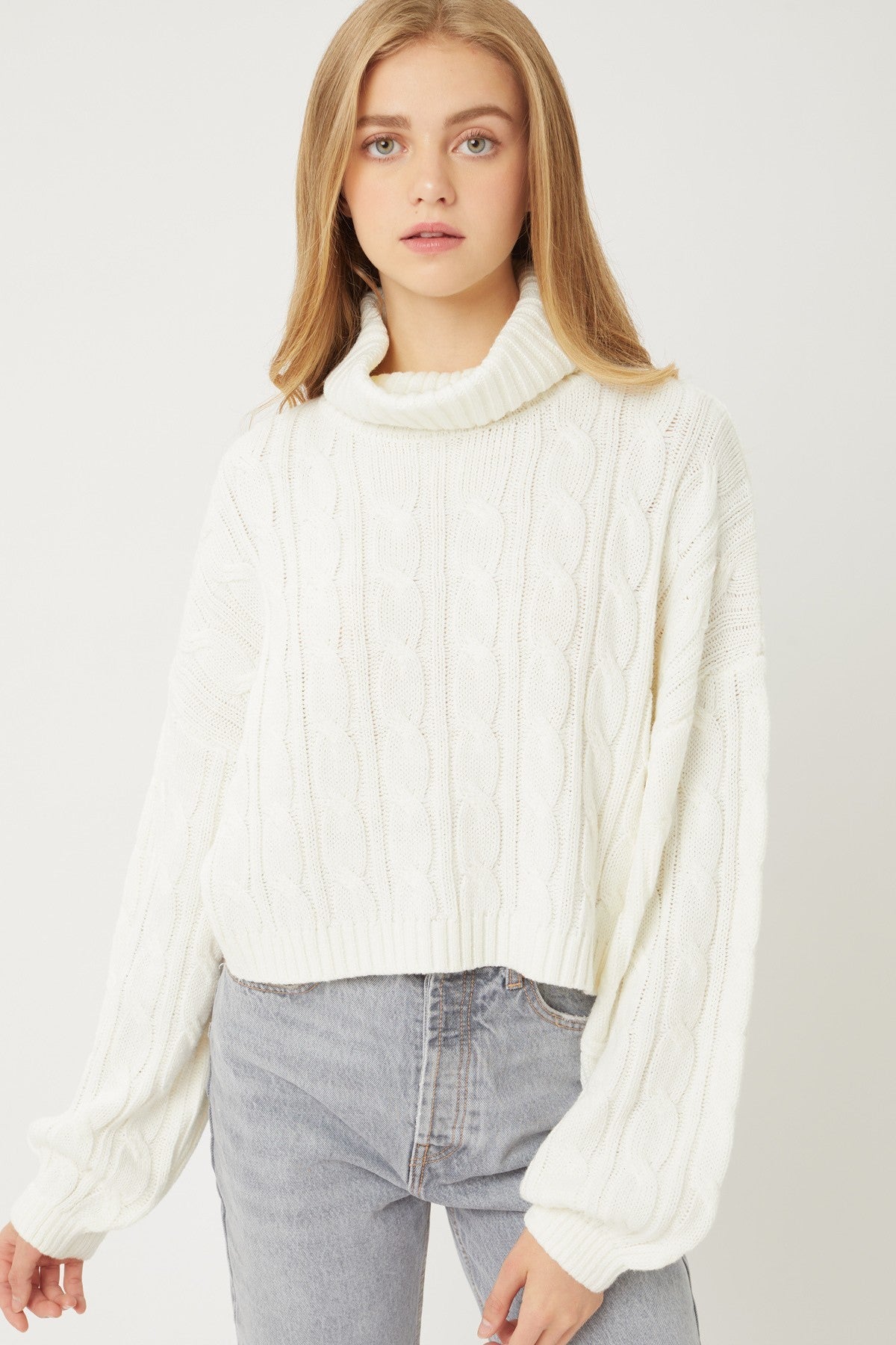Pull ample en tricot torsadé à col roulé