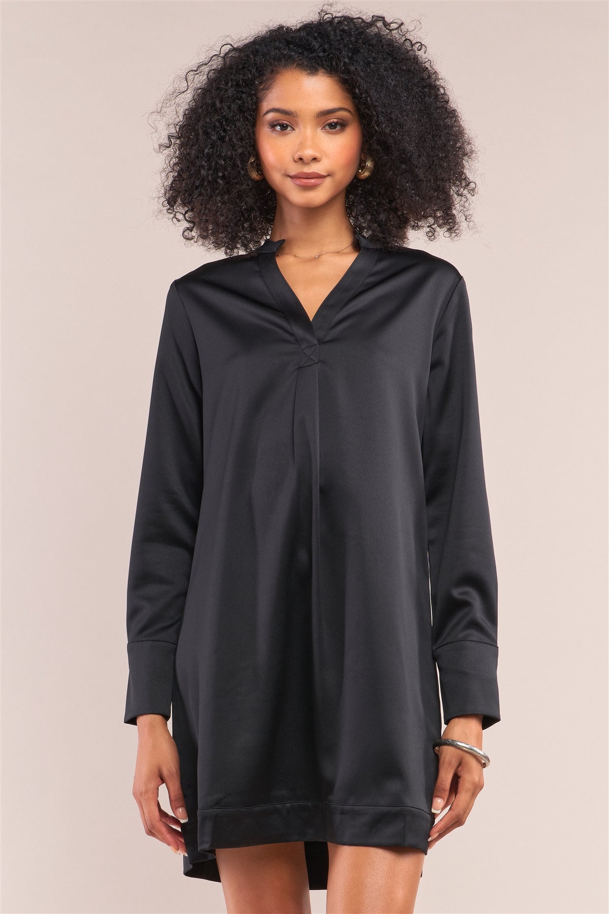 Robe chemise décontractée à manches longues et col en V en satin noir de jais