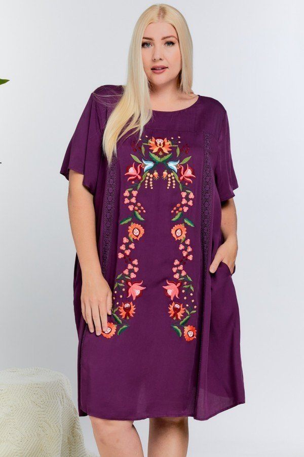 Robe droite à manches courtes et bordure en dentelle brodée florale.