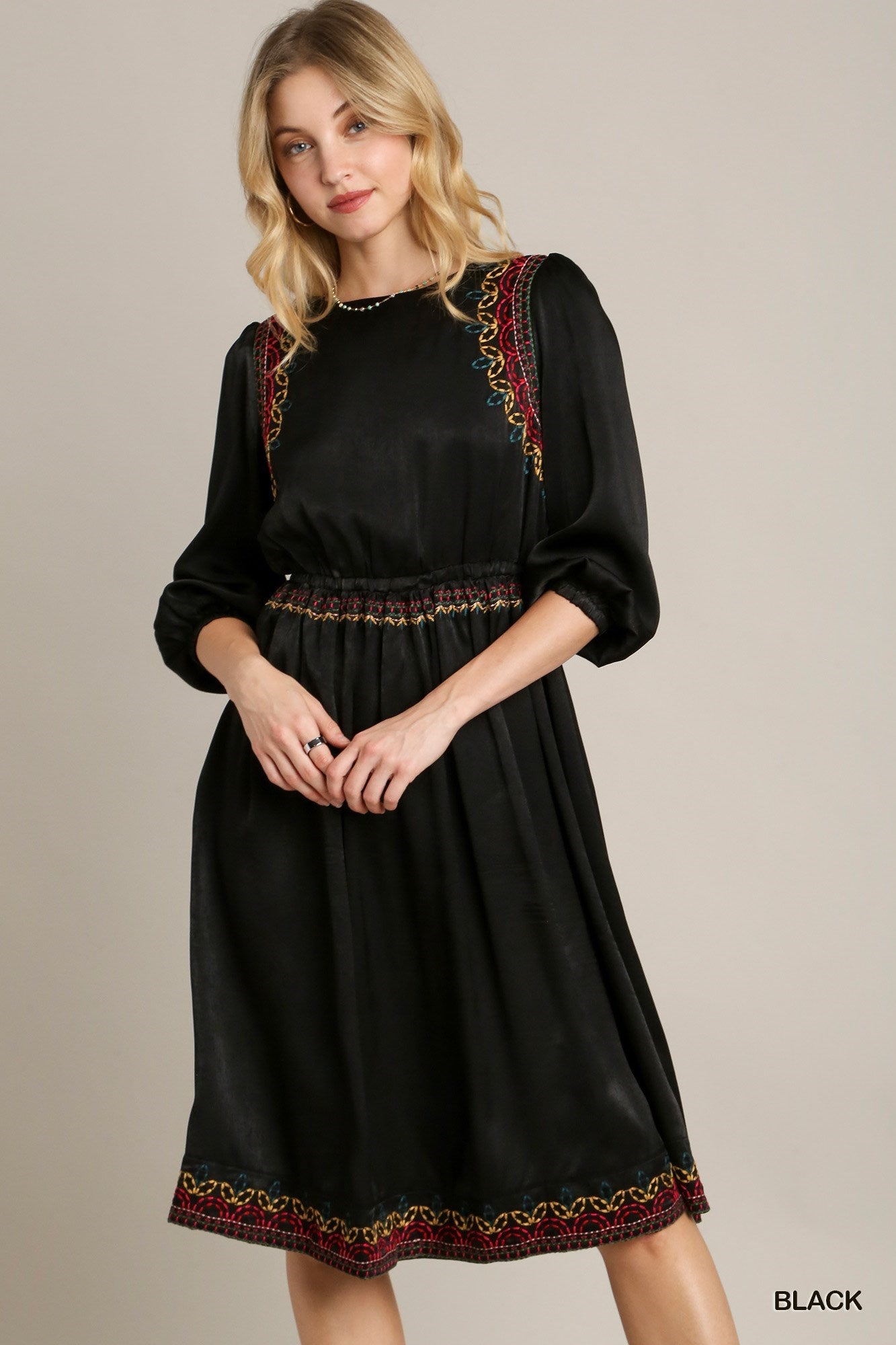 Robe midi brodée en satin à col rond