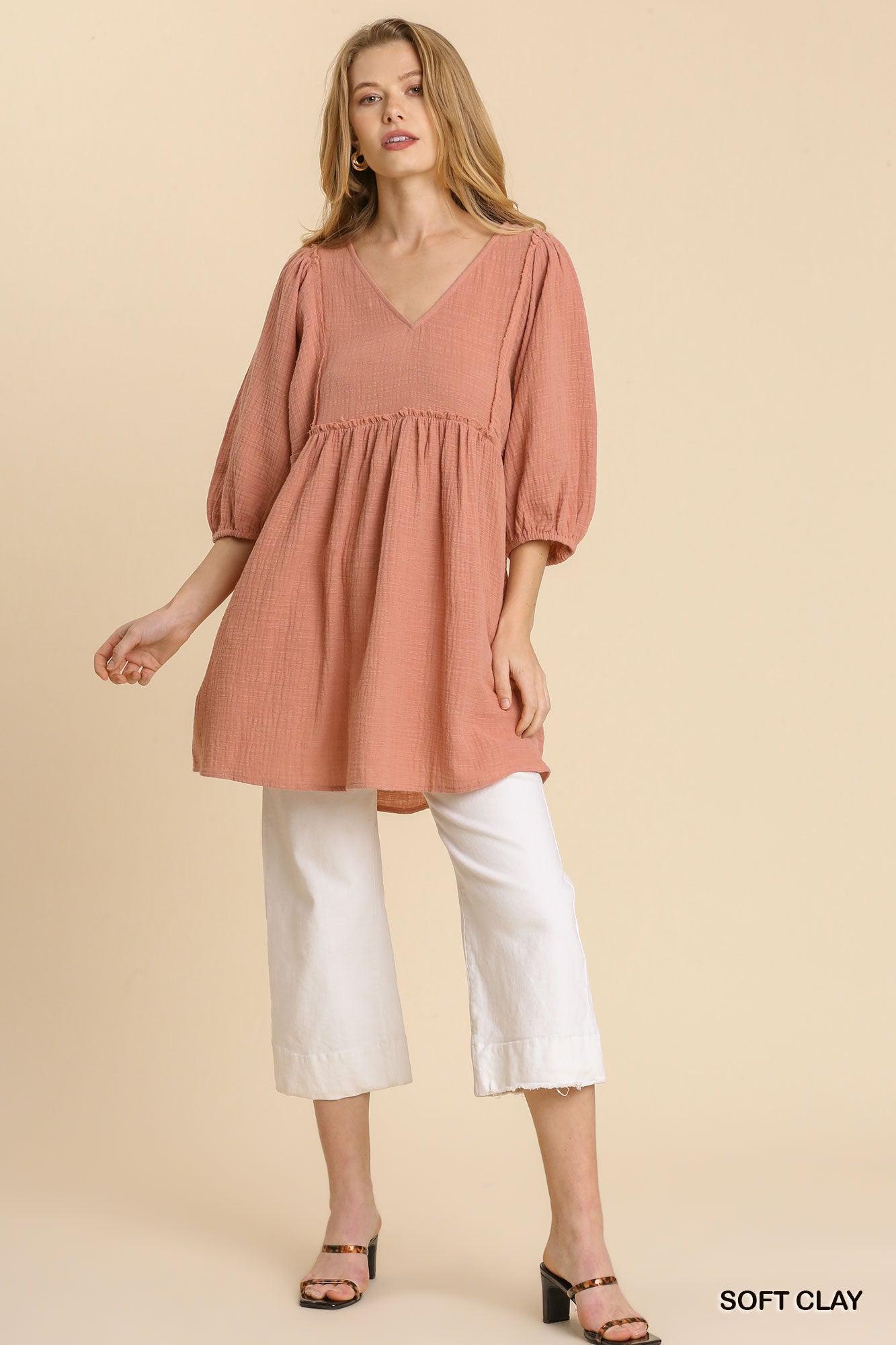 Robe tunique en gaze flammée à col en V et bords effilochés