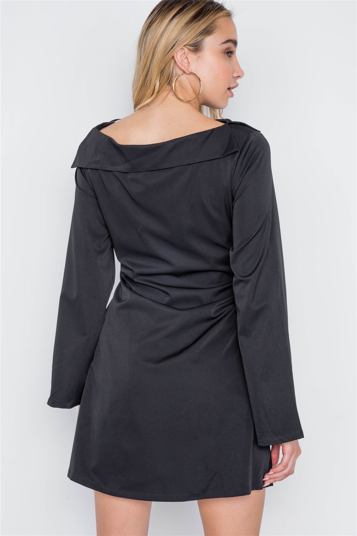 Robe unie à col droit et à nouer sur le devant