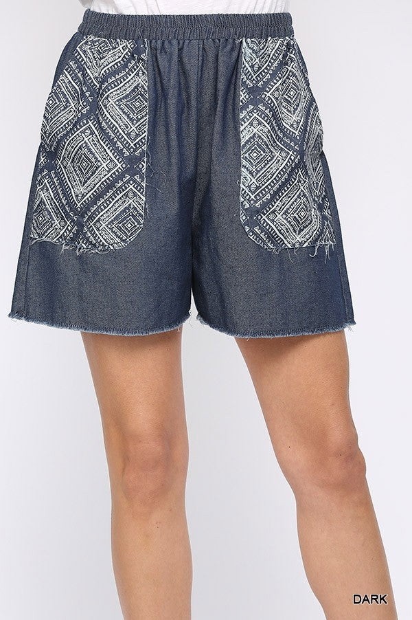 Short en denim et poches imprimées à taille élastique avec ourlet brut