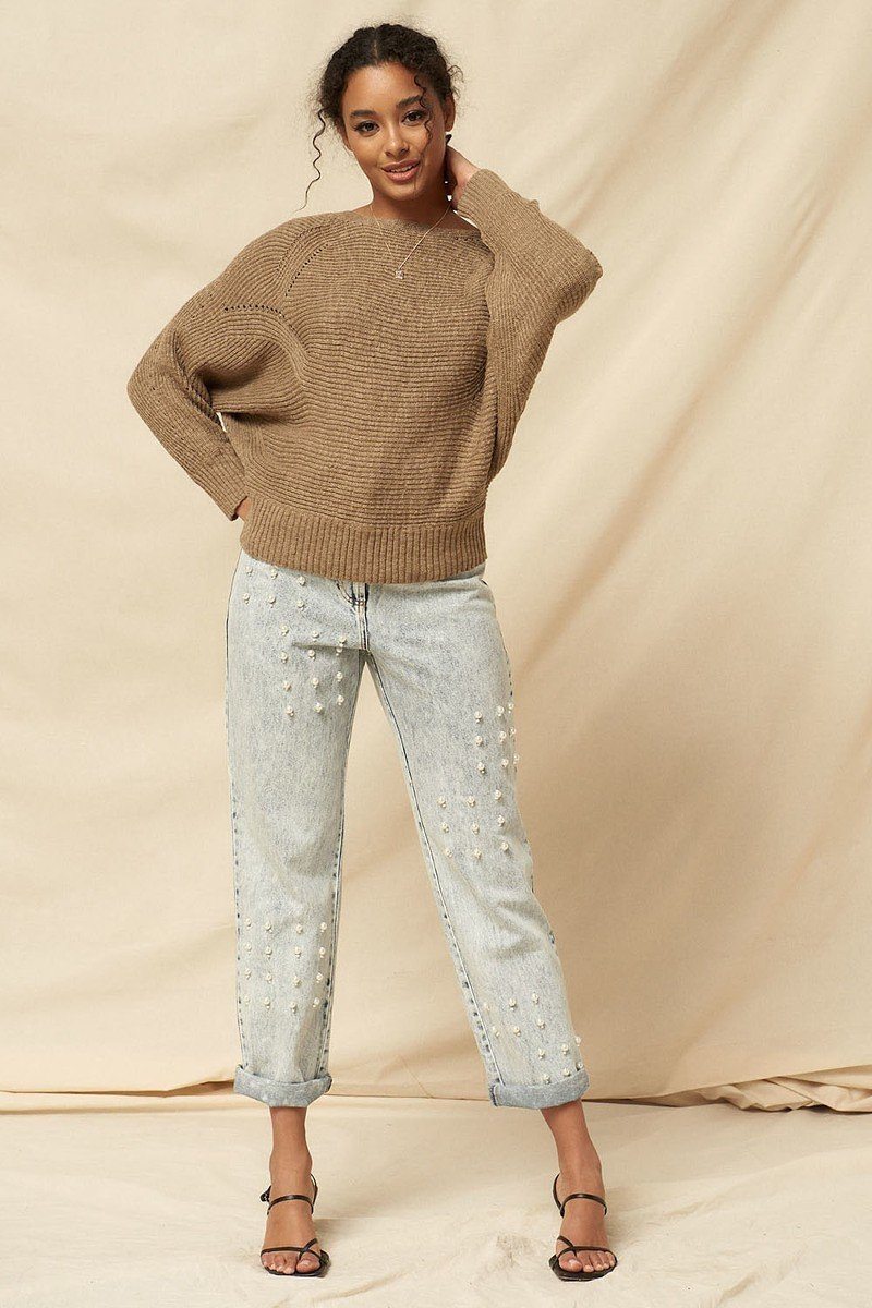 Un pull en tricot côtelé