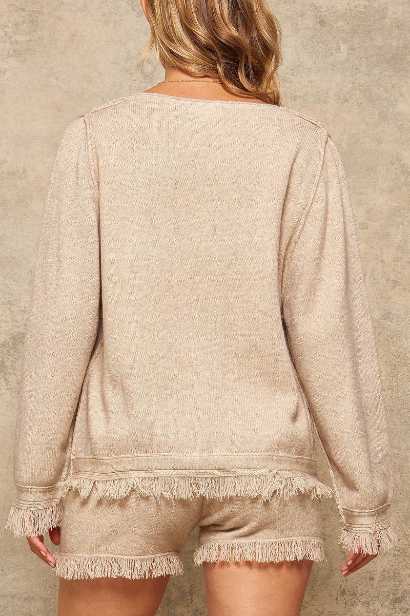 Un pull en tricot uni