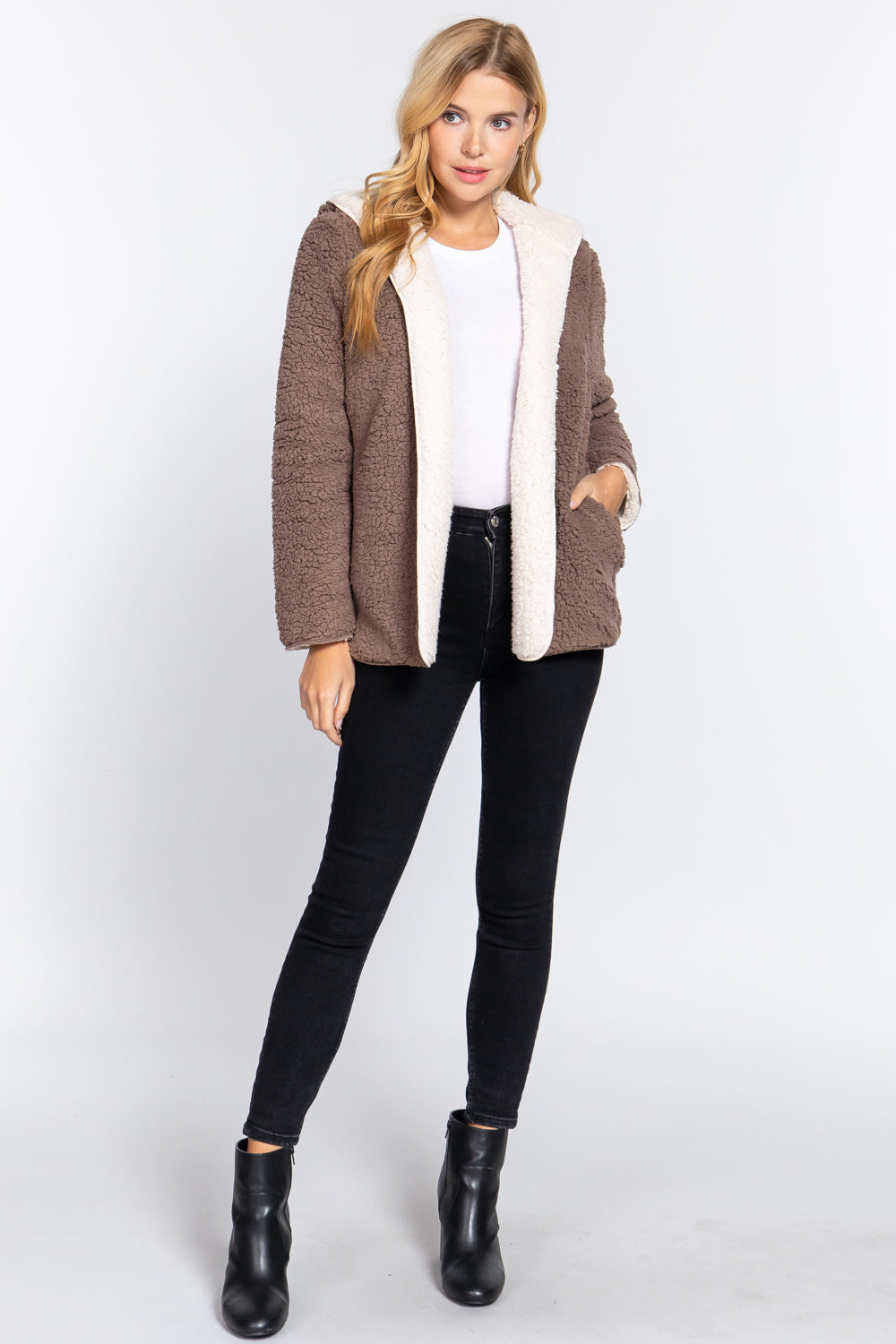 Plateau de présentation de bijoux janioft, plateaux en céramique pour boucles d'oreilles créoles. L'expérience e-commerce réinventée par Diaytar au Sénégal