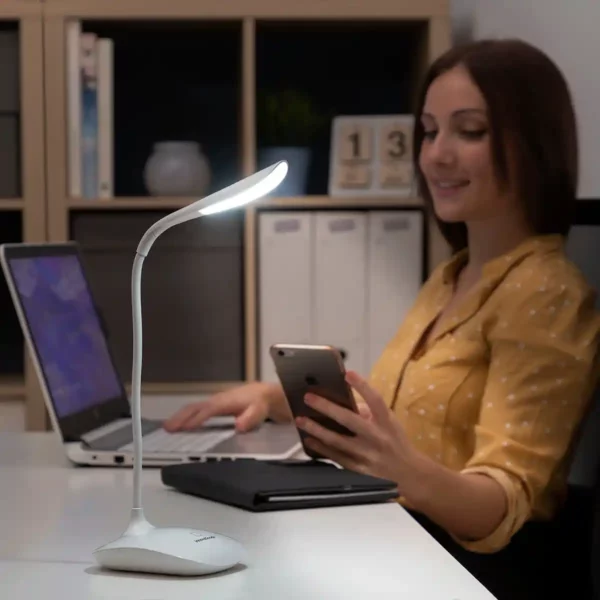 Lampe de table led tactile rechargeable lum2go innovagoods_9033. DIAYTAR SENEGAL - Où la Qualité est Notre Engagement. Explorez notre boutique en ligne pour découvrir des produits conçus pour vous apporter satisfaction et plaisir.