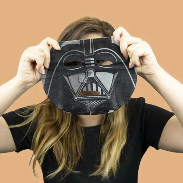 Masque facial mad beauty star wars dark vador the noir 25 ml _1006. DIAYTAR SENEGAL - Où la Mode et le Confort se Rencontrent. Plongez dans notre univers de produits et trouvez des articles qui vous habillent avec style et aisance.