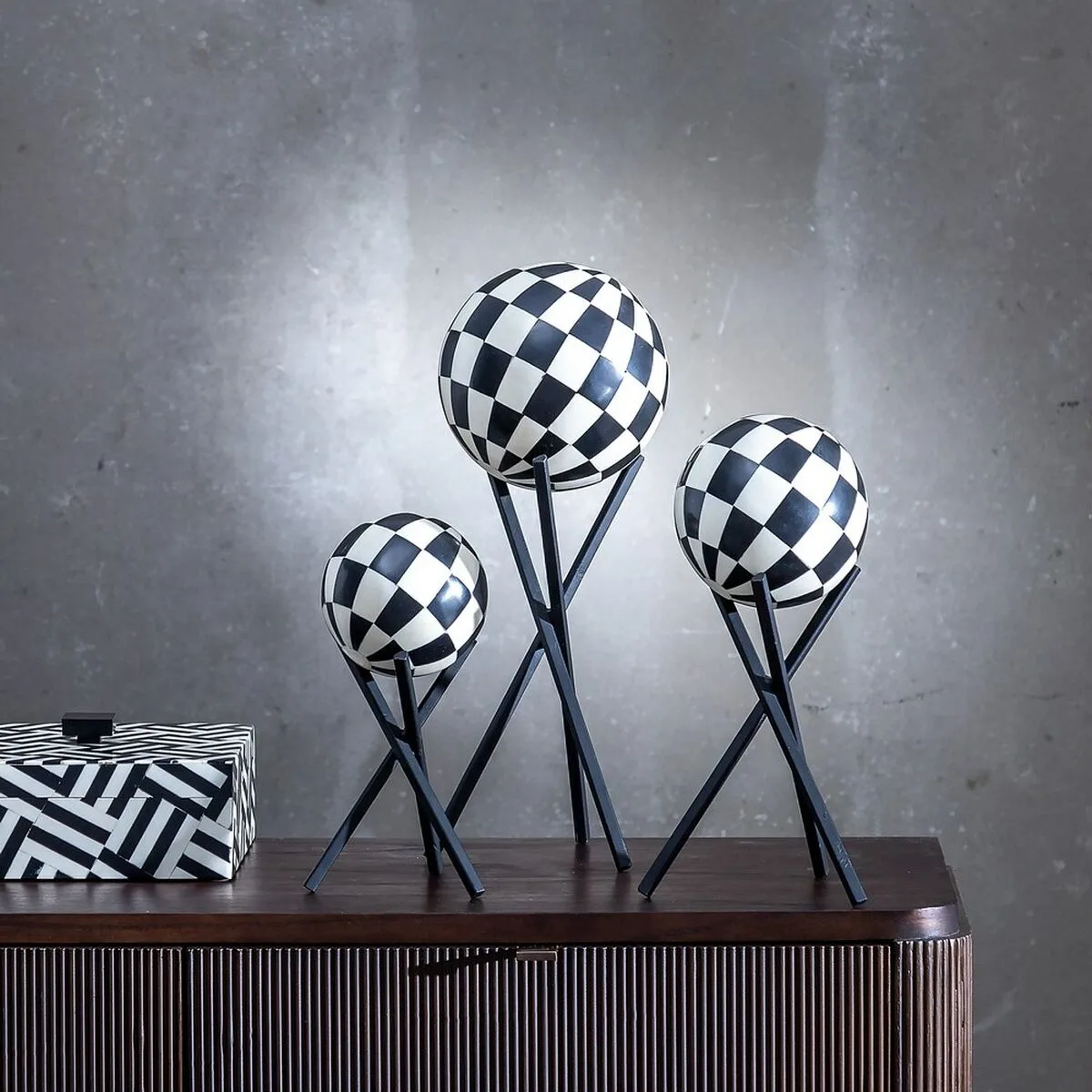 Figurine decorative blanc noir resine fer 12 x 12 x 21 cm s880725948. L'expérience e-commerce réinventée par Diaytar au Sénégal