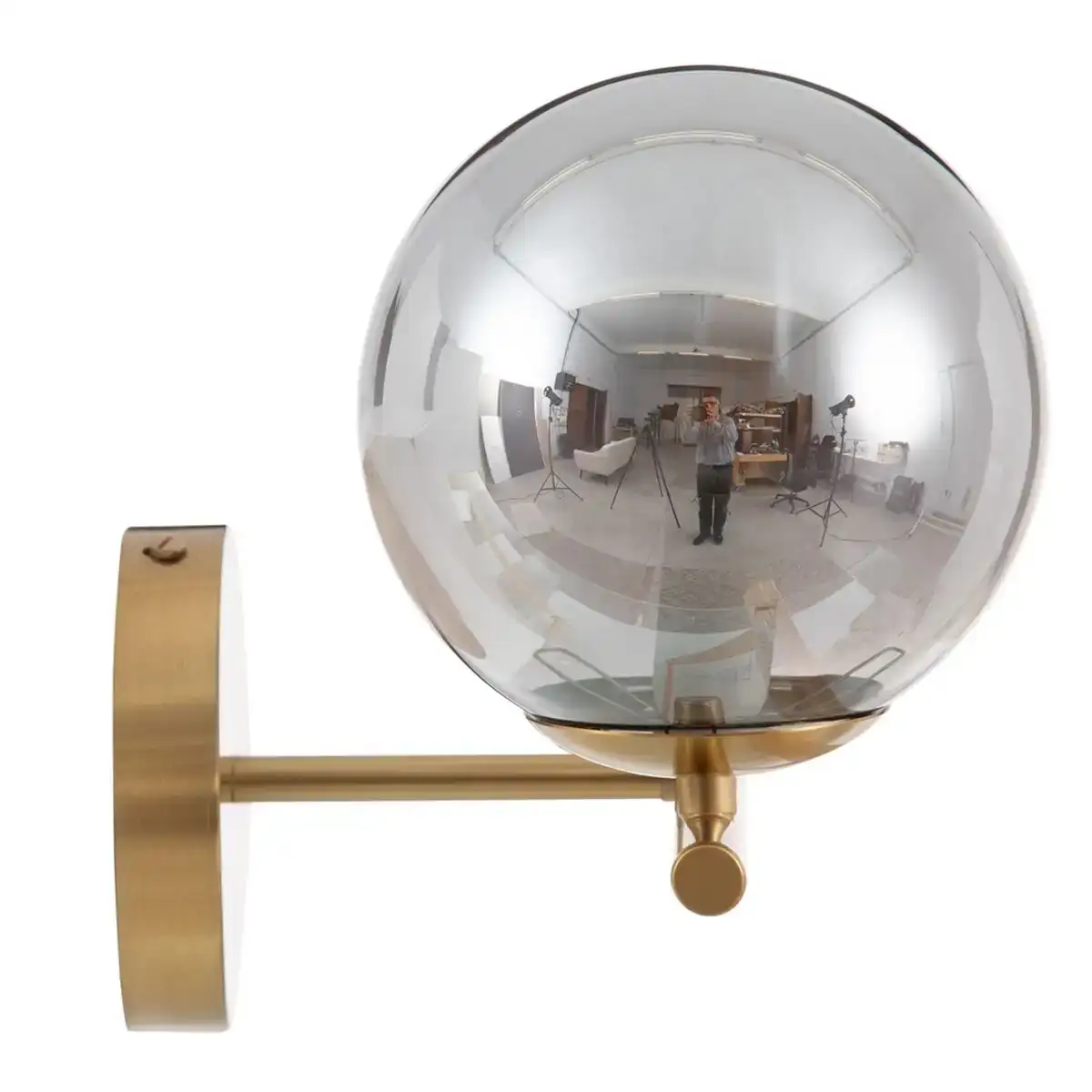 Applique verre dore metal 22 x 22 x 22 cm_8819. DIAYTAR SENEGAL - Votre Passage vers l'Éclat et la Beauté. Explorez notre boutique en ligne et trouvez des produits qui subliment votre apparence et votre espace.