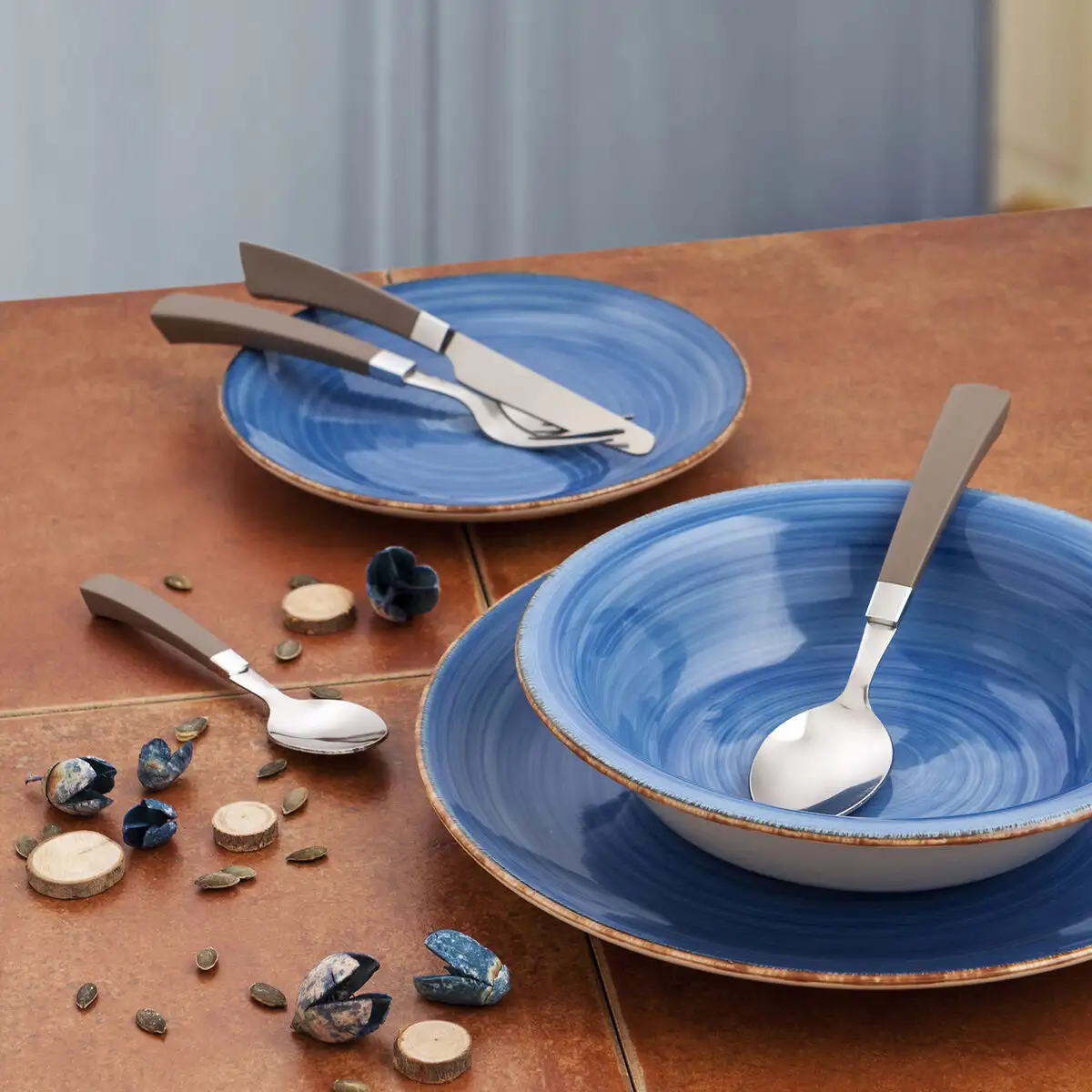 Assiette creuse bleu en céramique