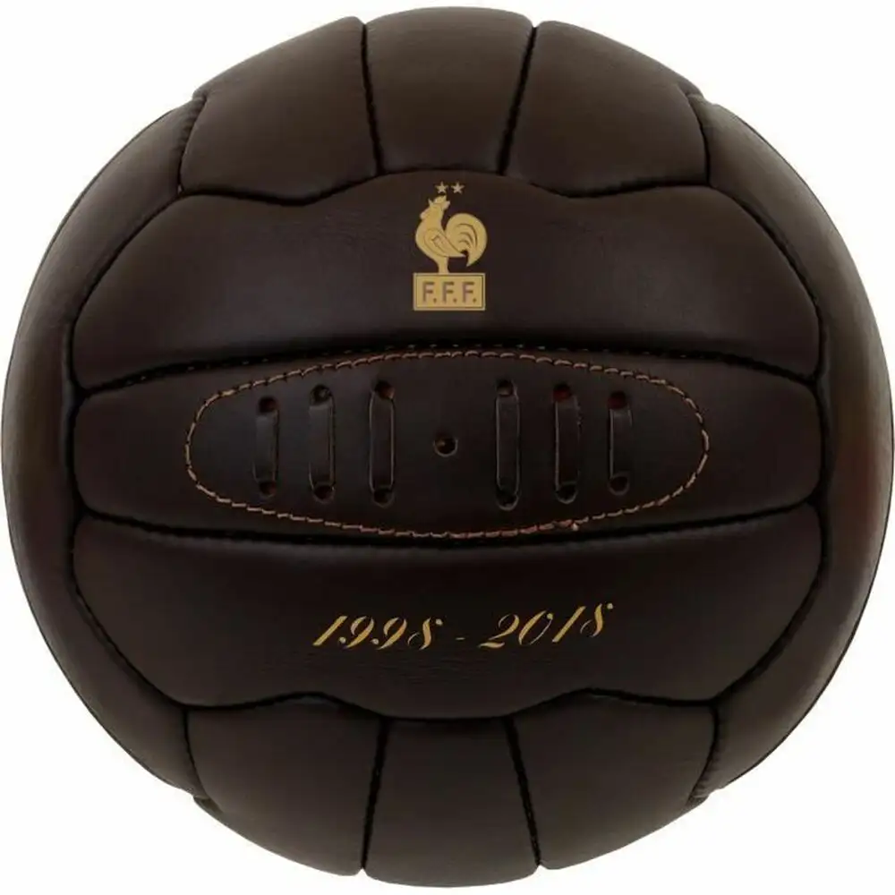 Ballon de football vintage marron_7672. DIAYTAR SENEGAL - Où Choisir est une Découverte. Parcourez notre catalogue et trouvez des articles qui éveillent votre curiosité et enrichissent votre expérience shopping.