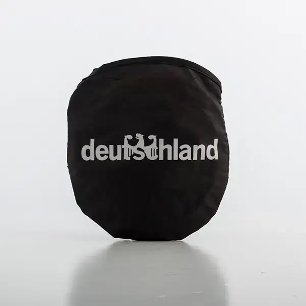 Chapeau pliable drapeau de l allemagne_6662. DIAYTAR SENEGAL - Votre Pass vers la Découverte. Explorez notre boutique en ligne et plongez dans un voyage à travers des produits authentiques et contemporains, tous réunis sous un même toit.