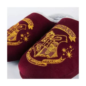 Chaussons harry potter rouge_5879. DIAYTAR SENEGAL - Là où Chaque Produit Est une Trouvaille. Explorez notre sélection minutieuse et découvrez des articles qui correspondent à votre style de vie et à vos aspirations.