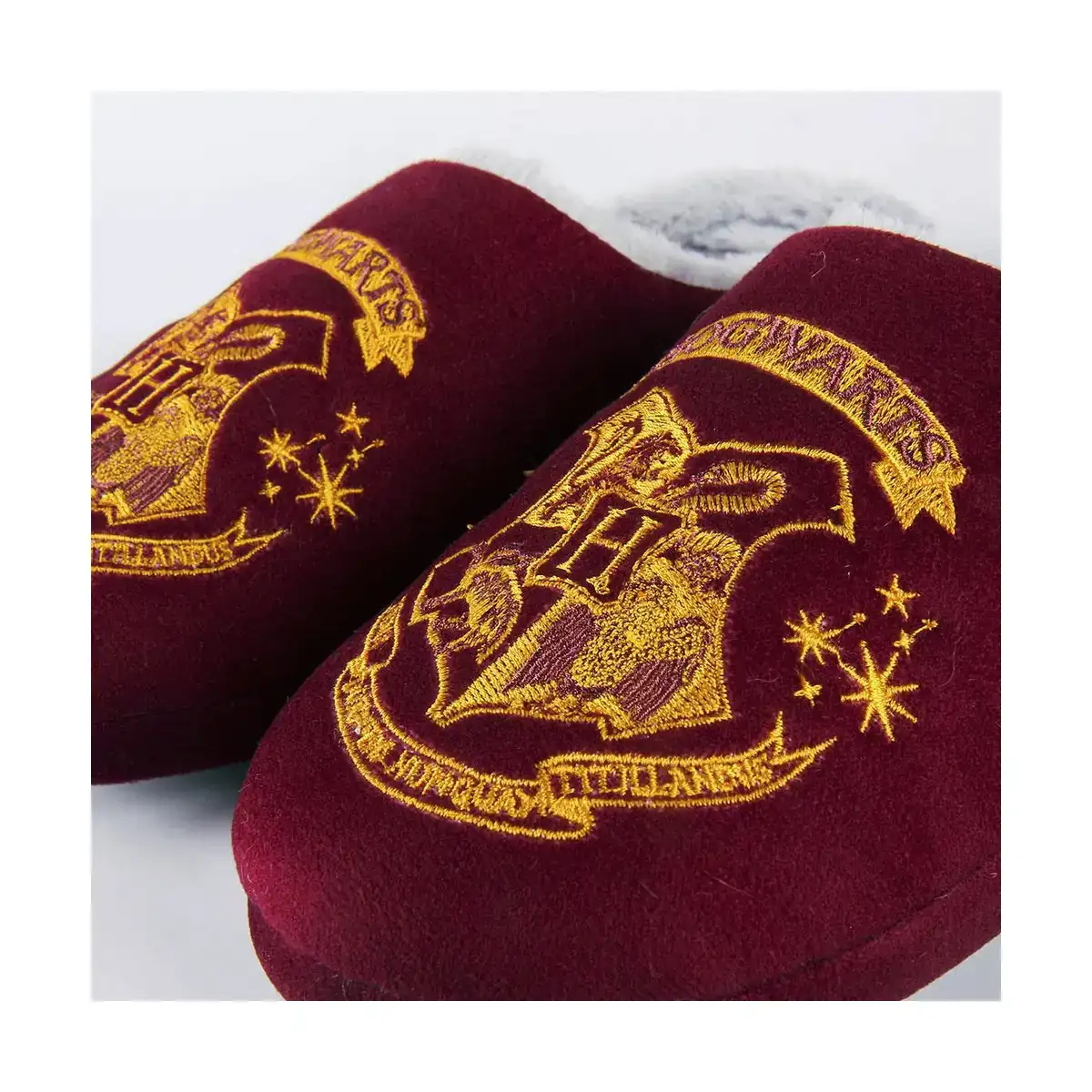 Chaussons harry potter rouge_5879. DIAYTAR SENEGAL - Là où Chaque Produit Est une Trouvaille. Explorez notre sélection minutieuse et découvrez des articles qui correspondent à votre style de vie et à vos aspirations.